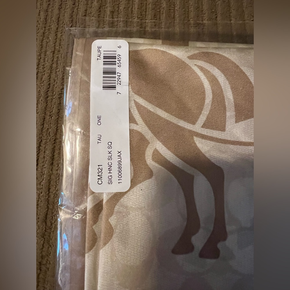 Coach Signature Horse And Carriage Silk Square Scarf nwt in packaging - Picture 3 of 3